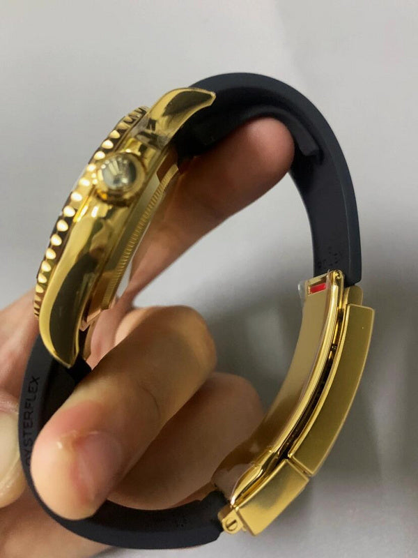 Yacht-Master 42 in 18 ct yellow gold featuring a black Cerachrom bezel and an Oysterflex bracelet Watch