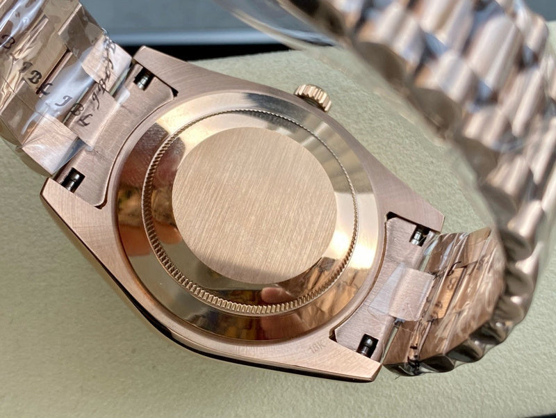 18 ct Everose gold with diagonal motif chocolate dial Watch