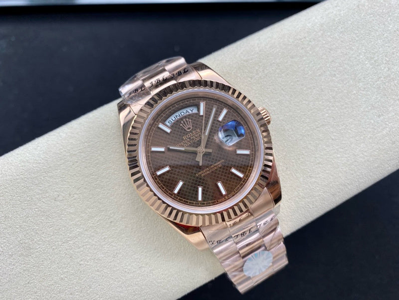 18 ct Everose gold with diagonal motif chocolate dial Watch