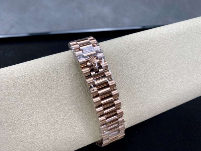 18 ct Everose gold with diagonal motif chocolate dial Watch