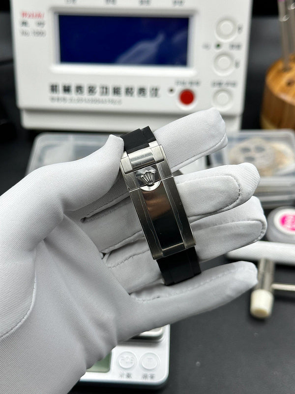 Yacht-Master 42 in 18 ct White Gold with a Black Dial Watch