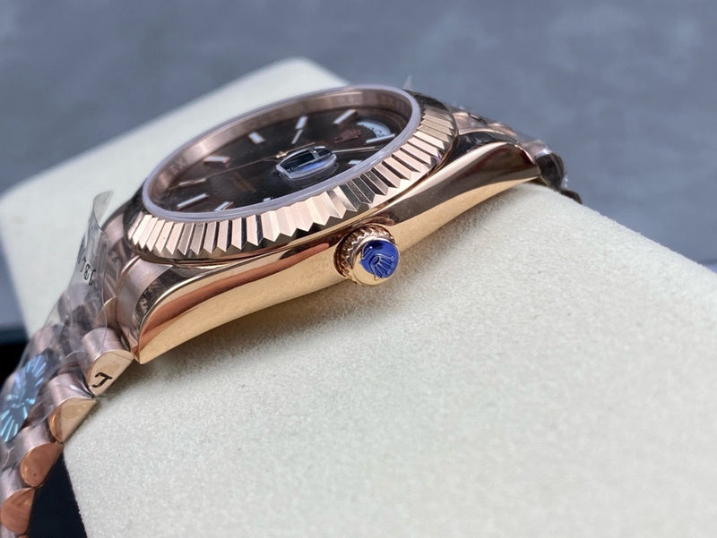 18 ct Everose gold with diagonal motif chocolate dial Watch