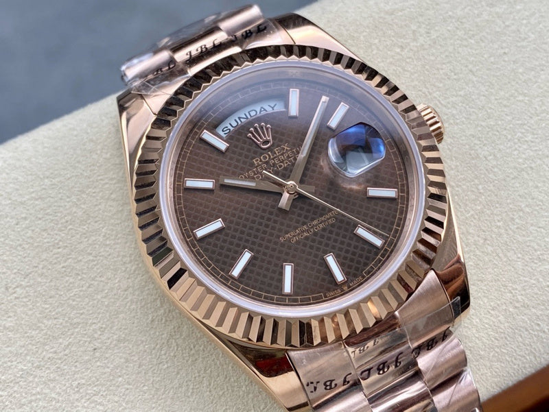 18 ct Everose gold with diagonal motif chocolate dial Watch