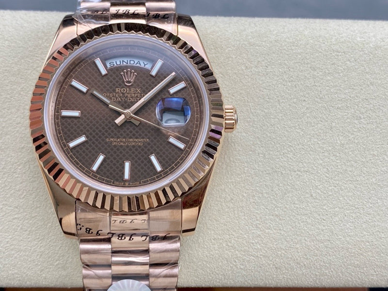 18 ct Everose gold with diagonal motif chocolate dial Watch