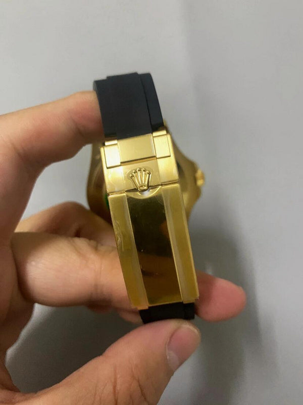 Yacht-Master 42 in 18 ct yellow gold featuring a black Cerachrom bezel and an Oysterflex bracelet Watch