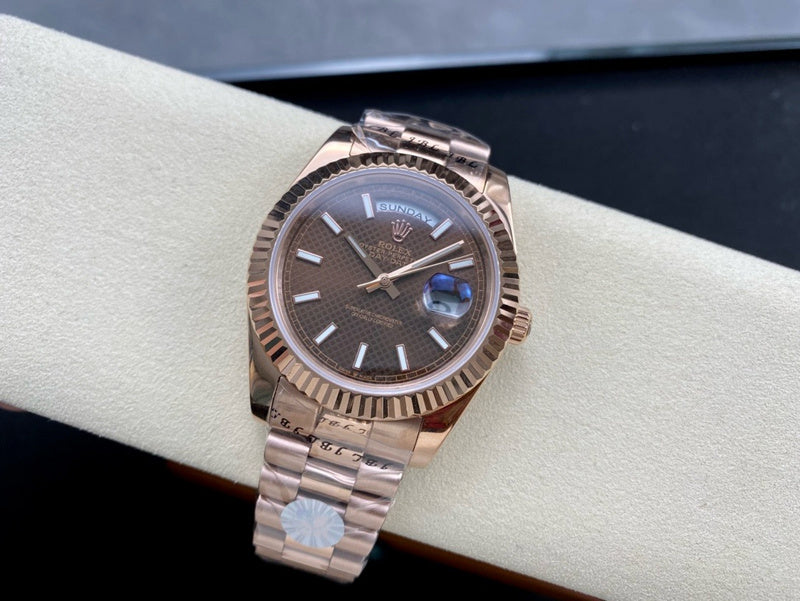 18 ct Everose gold with diagonal motif chocolate dial Watch