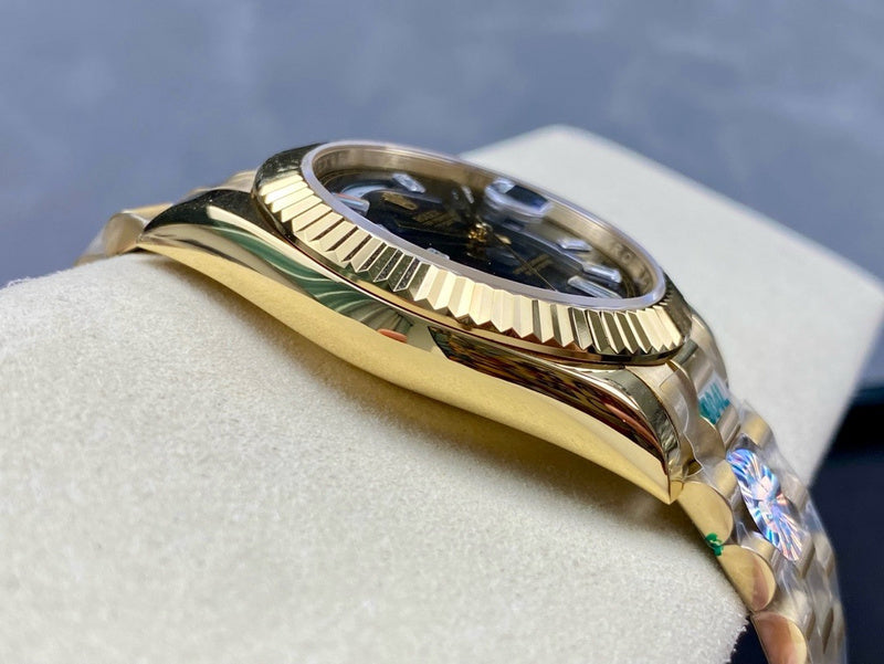 18 ct Everose gold with diagonal motif chocolate dial Watch