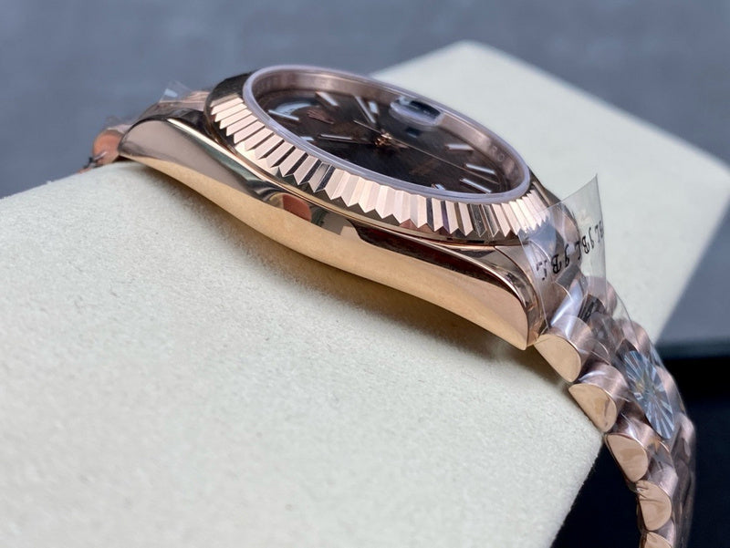 18 ct Everose gold with diagonal motif chocolate dial Watch