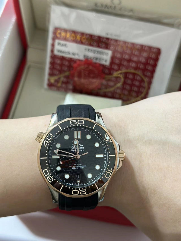 Diver 300M Black Dial 18K Yellow Gold 42.0 mm Rubber Strap Watch